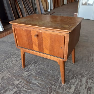 Mid-century Modern Nightstand with Compartment 21.375 x 20.25 x 15.125