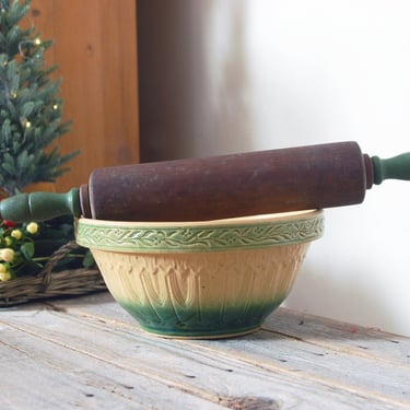 Vintage wood rolling pin / vintage rolling pin with green handles / rustic farmhouse kitchen decor / vintage baking tools / green kitchen 