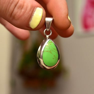 Vintage Mexican Sterling Silver Gaspeite Teardrop Pendant, Bohemian Modernist, Lime Green Gemstone, Polished Silver Drop Setting, 4mm 