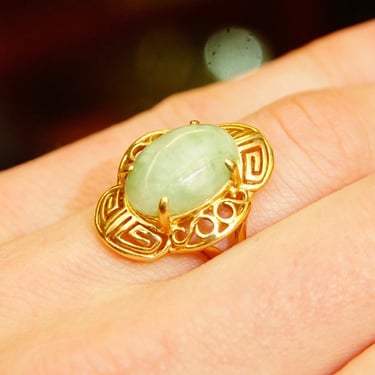 Vintage 14K Gold Jade Cabochon Ring, Ornate Yellow Gold Shield Setting, Marbled Green Jade Stone, Claw Prong Setting, Size 7 1/2 US 