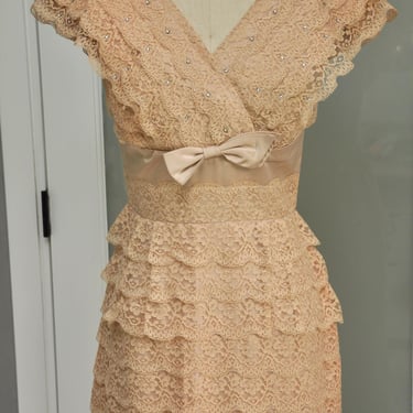 vintage 1950s dusty peach lace ruffle wiggle dress w/ rhinestones wedding XS/S 