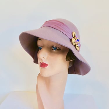 Lavender Felt Floppy Brim Cloche Hat Large Gold Brooch Trim 1980's Art Deco Style 