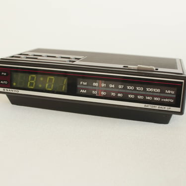 Vintage 80's Sanyo Digital Alarm Clock Radio - Green LED Clockface 