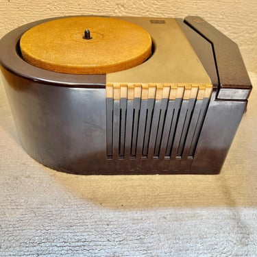 Restored 1947 RCA 78 rpm Phonograph, Art Deco Bakelite Case 