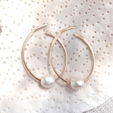 ROBIN HALEY | 14K gold filled hammered hoop with grey pearl