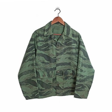 vintage camo jacket / tiger stripe camo / 1970s tiger stripe camo army chore jacket light hunting jacket Medium 