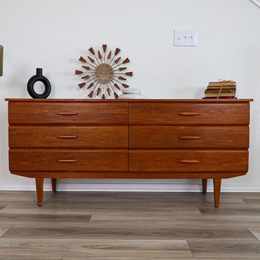 vintage 6 Drawer Dresser 