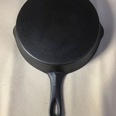 #8 Unmarked Wagner Cast Iron Skillet (Seattle)