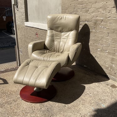 Modern Leather Lounge Chair & Ottoman