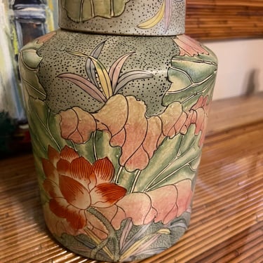 Beautiful large vintage ginger jar 