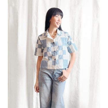 Quilt top Boxy Shirt - vintage 1970s blue calico Irish chain floral white women's cropped top short sleeved blouse 