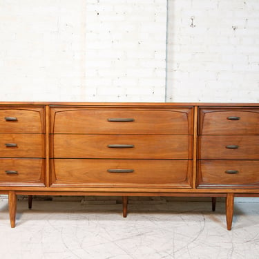 Vintage Mid-Century Modern 9 drawer dresser with details | free delivery in NYC and Hudson Valley areas 