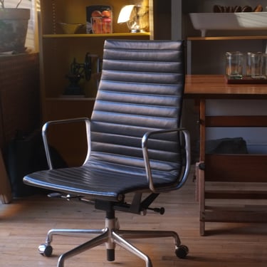 Eames Aluminum Group Executive Chair (Graphite) (B-Stock)