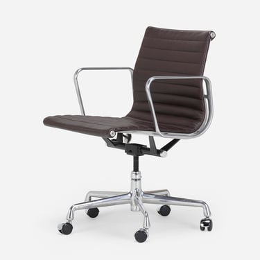 Aluminum Group office chair (Charles and Ray Eames)