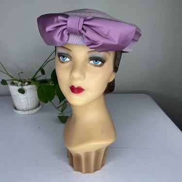 The Bow Was Flattering - Vintage 1950s Lavender Lilac Straw Pill Box w/Satin Bow Hat 