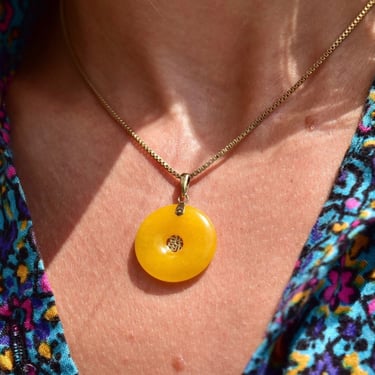 Vintage 14K Gold Yellow Jade Disc Pendant, Chinese Happiness Charm, Golden Jade, Butter Quartz, Yellow Gold Details, 22mm 