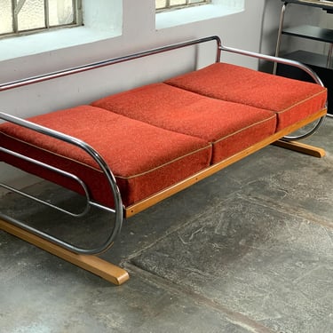 Bauhaus sofa with red cushions 