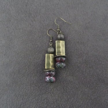 Marbled stone and hammered bronze earrings 
