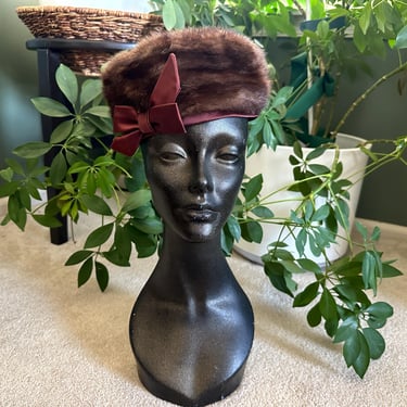 CLAUDIA RAPISARDA-Red Satin Pillbox Hat | Vintage Martini  display picture 1