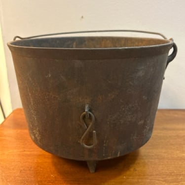 Vintage Cast Iron 3 Leg Bean Pot Kettle from Wagner Manufacturing Co.