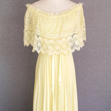 Yellow - Circa 1970s - Party Dress - Lace Collar - Pleated skirt - Estimated size XS/S 