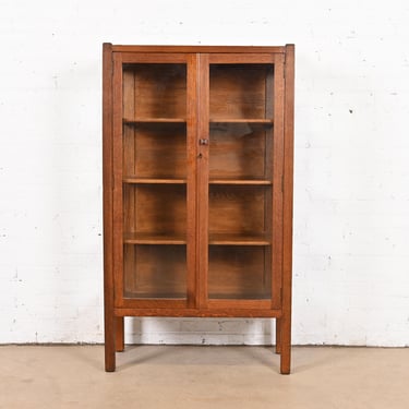 Stickley Brothers Style Antique Mission Oak Arts and Crafts Bookcase or Display Cabinet, Circa 1900