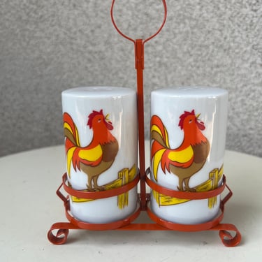 Vintage Kitsch Salt Pepper Shakers With Metal Stand Roosters Theme Japan 