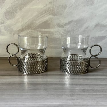 Vintage set of Two Iittala Timo Sarpaneva tea glasses, vintage Scandinavia, TSAIKKA Holder in silver colored metal 