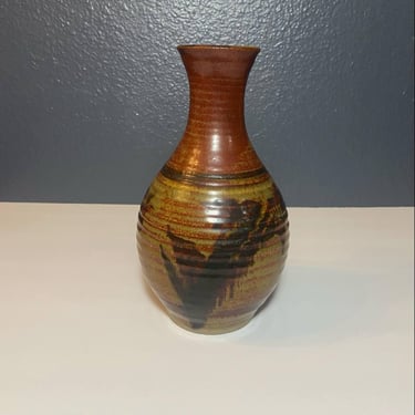 Studio Pottery Vase in Japanese Style – Hand-Thrown Stoneware with Red & Olive Glaze 