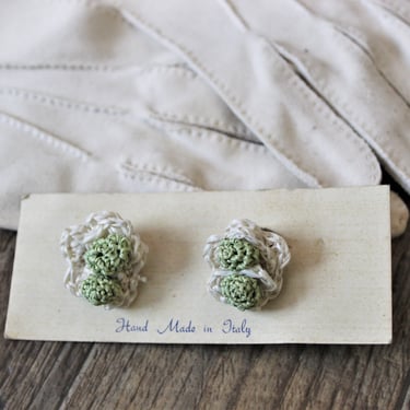 Vintage 50s 60s New Old Stock White Celery Green Summer Raffia Floral Novelty Earrings Made in Italy clip earrings //  pin up Sweet 