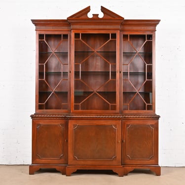 Baker Furniture Historic Charleston Chippendale Mahogany Lighted Breakfront Bookcase Cabinet