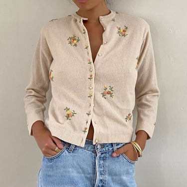 60s hand embroidered rosebud cardigan sweater / vintage cream ivory lambswool hand embroidered floral garden cropped cardigan sweater | S M 