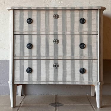 Single Gusto Painted Wax-Striped Chest