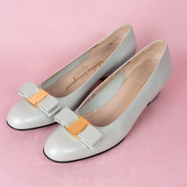 Vintage 90s Salvatore Ferragamo Pearl-Finish Pastel Minty Gray Leather Iconic Vara Bow Flats 7N 