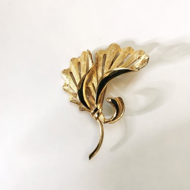 Vintage Brushed & Shiny Gold-tone Fan Brooch Feather Leaf Pin Mid-Century Fashion Runway Costume Jewelry Double Fan Gold Lapel Pin 1970s 