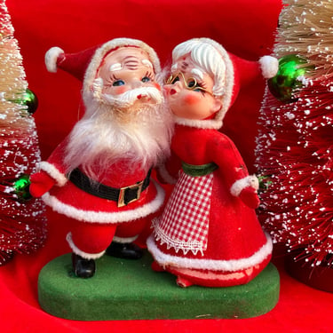 vintage flocked Santa Claus 1960s kissing Mr and Mrs kitsch Christmas figure diorama craft 