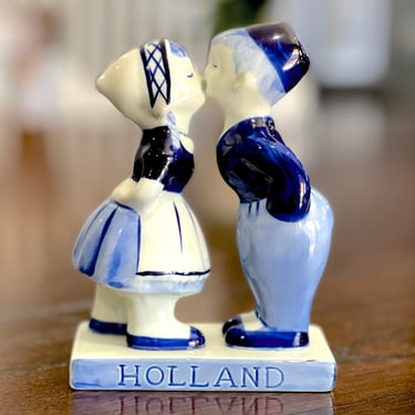 VINTAG: Blue and White Kissing Couple Delfts Blauw - Dutch Holland - Home Decor Figurine - Love - Valentines - SKU 