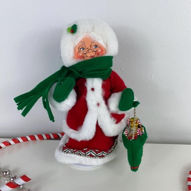 Annalee Mrs Claus Santa bag shopping, 9-inch tall Mrs. Claus Christmas Shopping, Green Scarf, includes Felt Stand, hand painted felt Santa 