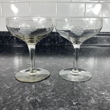 Vintage Etched Coupe Glass Set of 2, Grape and Vine Etched Glass, Vintage Cocktail Party, Cocktail Bar, Champagne Glass, Grape Etched Glass 