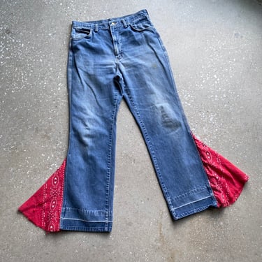 Vintage 1970s Wrangler Bell Bottoms / Broken In Vintage Jeans / Vintage Wrangler Jeans with Bandana Flare Hemline / 70s Boho Hippie Jeans 