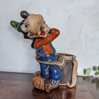 Cute Vintage Disney Goofy Golfing Gardening Statue 