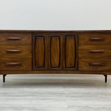 Broyhill Emphasis Mid-Century Modern 9-Drawer Dresser / Credenza / TV Stand (SHIPPING Not FREE) 