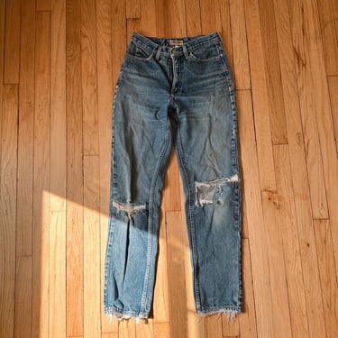 Perfectly Distressed Guess Jeans | 26