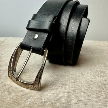 Chunky wide black leather belt~ snap on off buckle~ Rocker chick vibes~ silver tone buckle~ 1990’s hipster/ size LG 