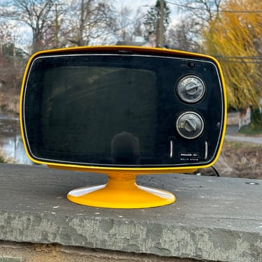 101464277 - Yellow Trendsetter BW Space Age TV - Philco - LISTEN - SOUND