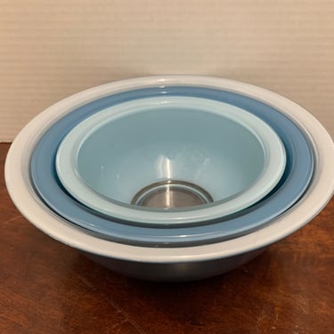 Vintage Set of Blue Pyrex Bowls 