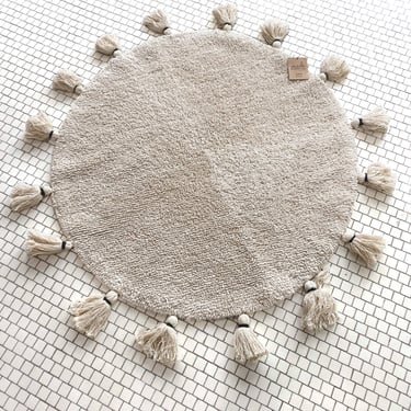 Round Tufted Rug with Tassels