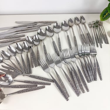 Vintage Oneida Wm A Rogers Deluxe Stainless Flatware Set in Malibu Pattern, Mid Century Modern Floral Stainless Flatware, Cottagecore 