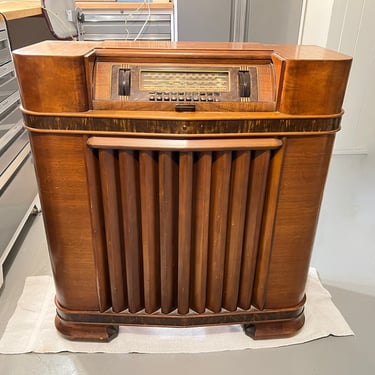 1942 Philco AM/FM/SW/MP3 11-Tube Console Radio 42-400 with Full Elec Restoration, Bluetooth Option. Shipping Extra 