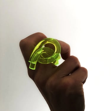 THE CURVE RING, Acrylic Ring, Acrylic Knot Ring, Statement Ring, Lucite Green Ring, Contemporary Ring, Green Ring, Green Acrylic Ring 